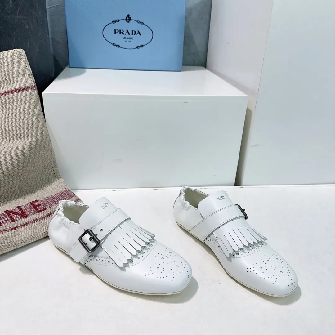 👟👟Ex-factory price 580👟👟! Prada 25 spring and summer catwalk new brogue carved tassel retro loafers and slippers series 🔥 🌟🌟🌟This shoe deliberately presents a classic and retro style, with both masculine temperament and feminine style, forming a binary contrast, highlighting the iconic style of the Prada series. The tassels are crafted using special craftsmanship, and details such as buckles and brogue patterns reveal traditional charm. An unconventional and surprising reinterpretation, the shoe is re-launched in a more fashionable design. The upper is made of imported calfskin, the lining is sheepskin, and the original molded rubber sole. Number of yards: 35-40 (40 pieces are non-refundable). Comes with original packaging.